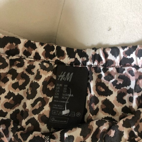 H&M Leopard Print Silky Lounge Shorts - Picture 2 of 3